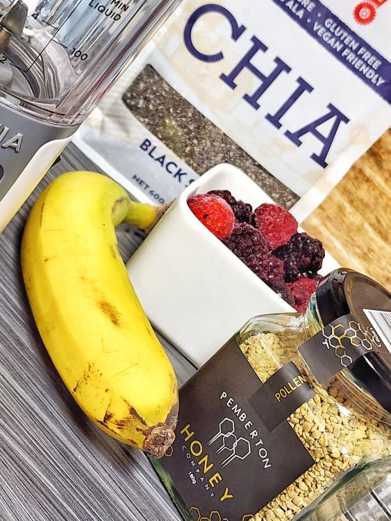Ingredients for bee pollen breakfast smoothie